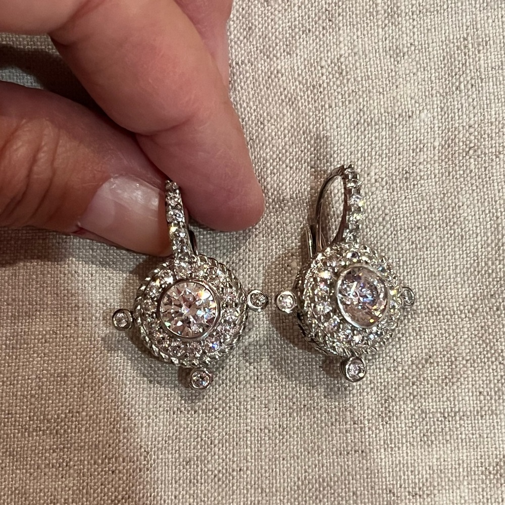 NWOT. Diamond-like Earrings